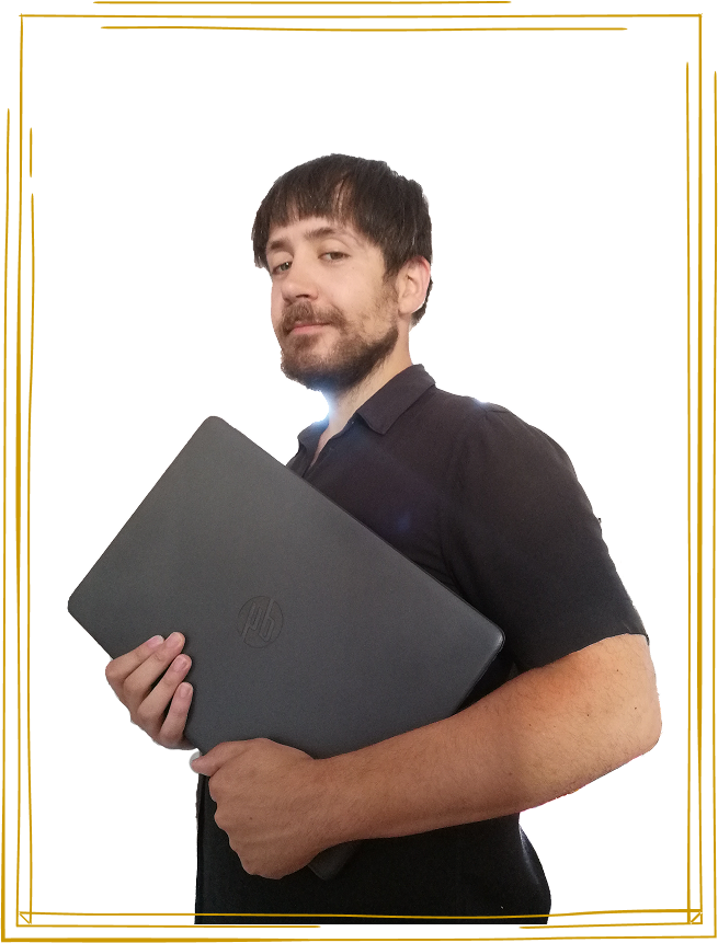 Enrico Franco web designer a Catania, con laptop per sviluppo e consulenza servizi web.